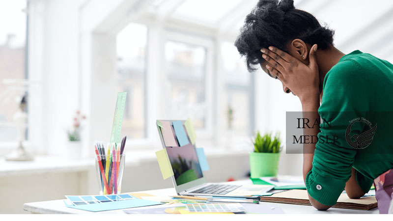 اختلال بلع ناشی از نقص مخچه با چه علائمی همراه است؟